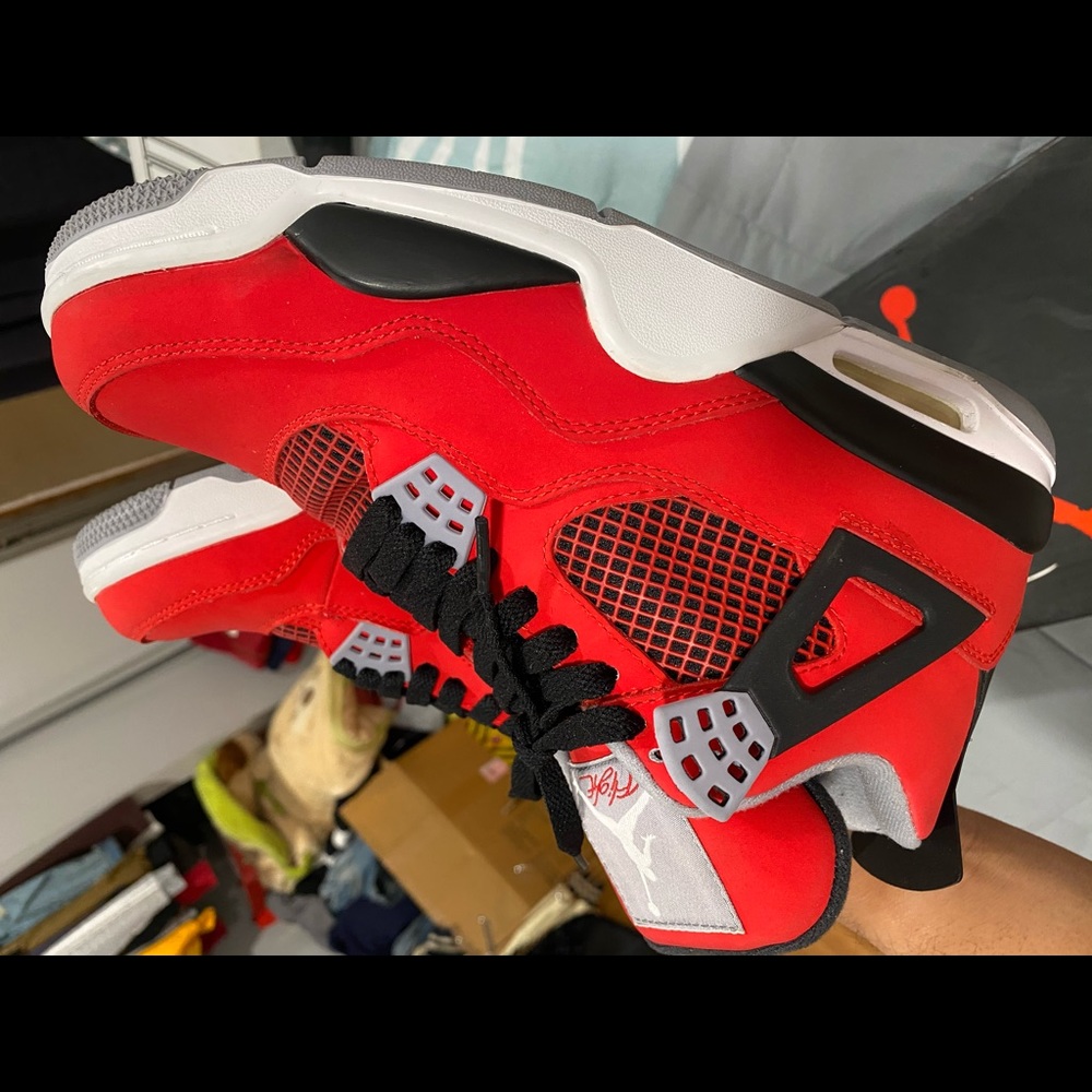 Toro red Jordan retro 4 IV